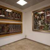 ...percorriamo un corridoio dove fanno bella mostra di s� due pannelli realizzati negli anni 60 degli artisti baresi Francesco e Raffaele Spizzico. Si tratta di progetti di mosaici donati dagli eredi degli autori il 10 settembre scorso. Sulla parete accanto � invece custodita la serigrafia del celebre dipinto �Vucciria� di Renato Guttuso